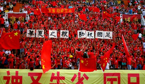 国安打破进球荒，那不勒斯球迷集体高唱助威